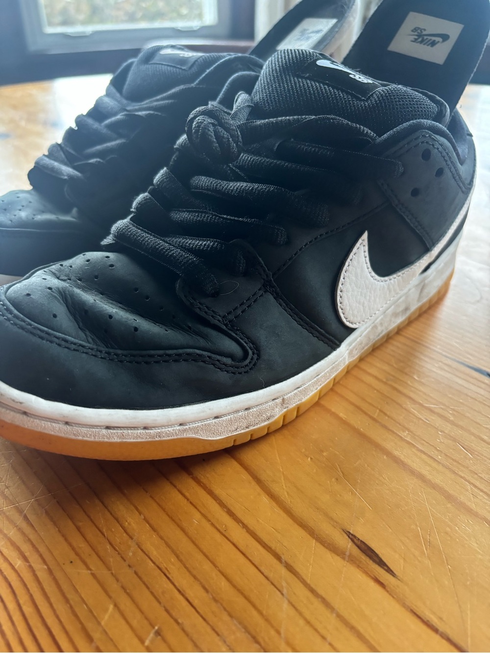 Nike Black Low-Top Skate Shoes with White Midsole - Picture 2 of 6